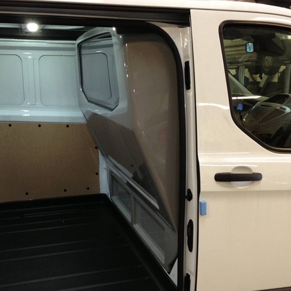 Trennwand mit Fenster für Ford Custom, Bj. ab 2012, für Normal- und Hochdach, aus Polyester stoffbezogen