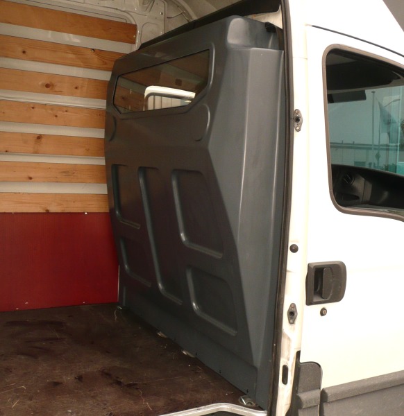 Trennwand mit Fenster für Iveco Daily, Bj. 2000-2014, für Normal- und Hochdach, aus Polyester stoffbezogen
