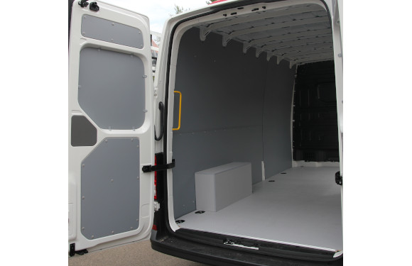 Seitenwandverkleidung aus Kunststoff in einem VW Crafter Kastenwagen