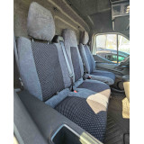 Sitzbezüge in einem Renault Master mit mobilem Büro