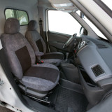 Sitzbezüge in einem Fiat Doblo mit Fahrer- und Beifahrer-Einzelsitz